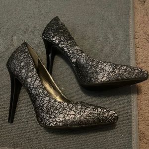 Carlos Santana size 8.5 gray and black pumps